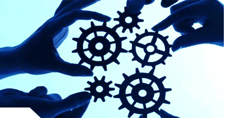 Manos uniendo engranajes